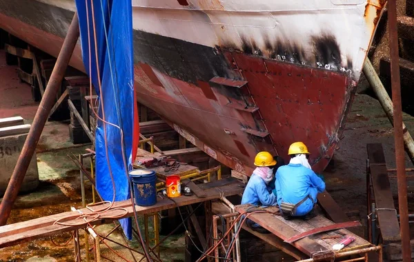 shipyard-workers-repair-a-ship